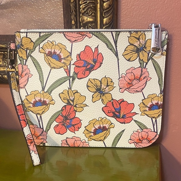 Steve Madden Handbags - Steve Madden Wristlet Floral Print Faux leather, 8.5x7" NWOT